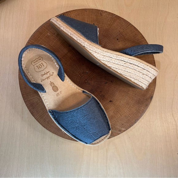*NWOB Avarcas 101 |  Classic Style Vegan Pineapple Navy Avarca Sandals Size 37/7 - Picture 2 of 14
